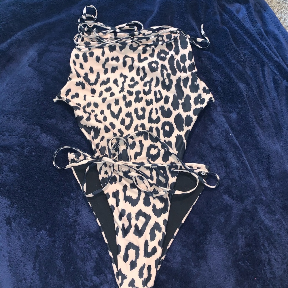 Extremely cute swimsuit never worn